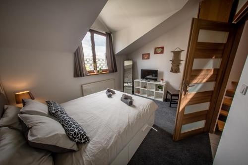 Un dormitorio con una cama con dos gatos. en Top Apartments - Dunin Wąsowicza en Cracovia