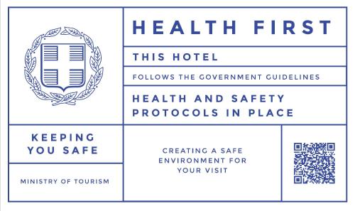 un ensemble de quatre logos pour les protocoles de santé et de sécurité en place dans l'établissement Nicolas Studios & Apartments, à Agia Marina