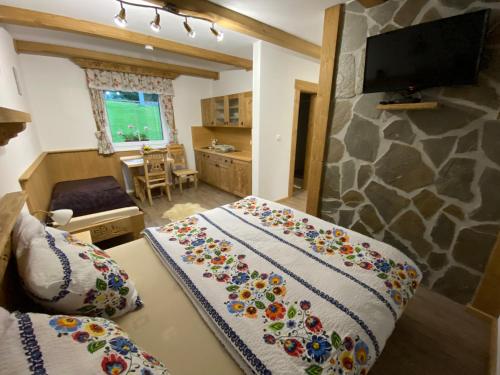 een hotelkamer met een bed en een woonkamer bij Privát Gallik Bachledka in Ždiar