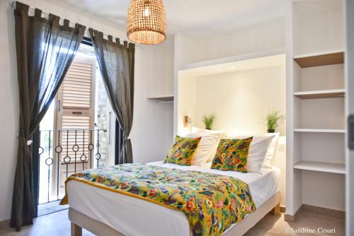 une chambre avec un lit et une grande fenêtre dans l'établissement Casa di Neshama 