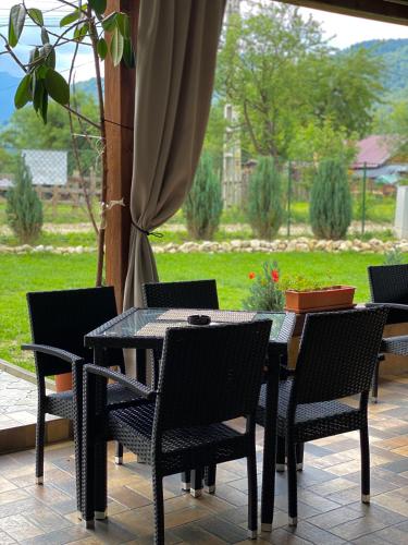 Vườn quanh Casa Cenţiu