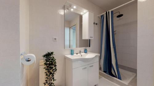 Bathroom sa LORA deluxe SUPERIOR 5 star apartment, your piece of heaven by the sea & park with sea & park view