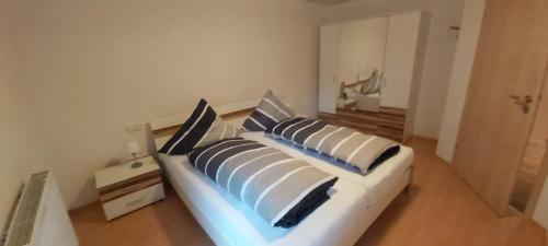 ヴィンターベルクにあるFerienwohnung Gashiのベッドルーム1室(青と白の枕が備わるベッド1台付)