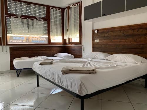 ein paar Betten in einem Zimmer in der Unterkunft B&B Gli Archi in Pisa