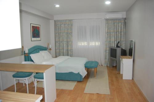 RI-VAL tesisinde bir odada yatak veya yataklar