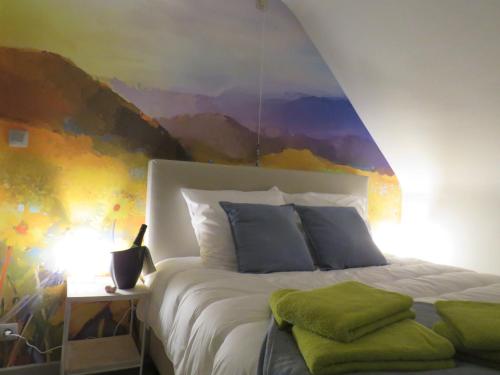 a bedroom with a bed with a painting on the wall at Kitrino in Geel