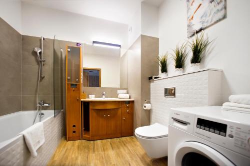 ワルシャワにあるP&O Business Serviced Apartments CYBERNETYKIのバスルーム(バスタブ、トイレ、シンク付)