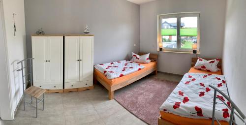 En eller flere senge i et værelse på Ferienwohnung zur Dexter-Zucht Coswig (Anhalt)