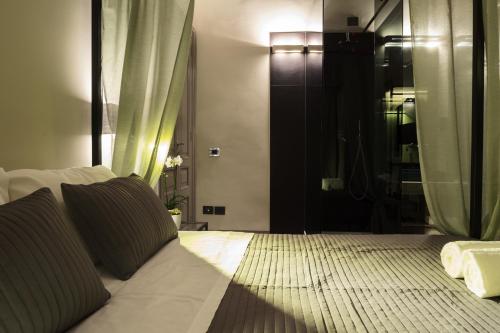 Una cama o camas en una habitación de Le Royal