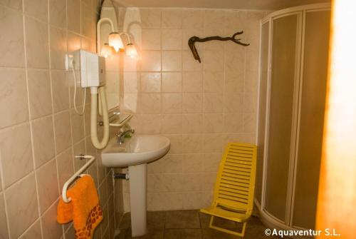 y baño con lavabo y ducha. en Casa de los piragüistas en Taravilla