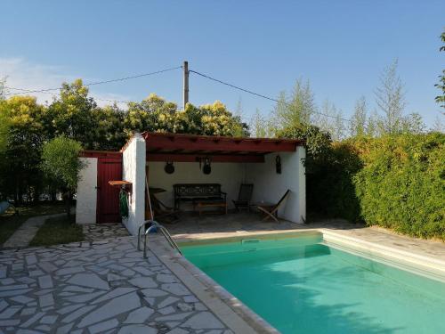 - une piscine dans un jardin avec un hangar dans l'établissement Domaine de la Cooloeuvre, à Courthézon