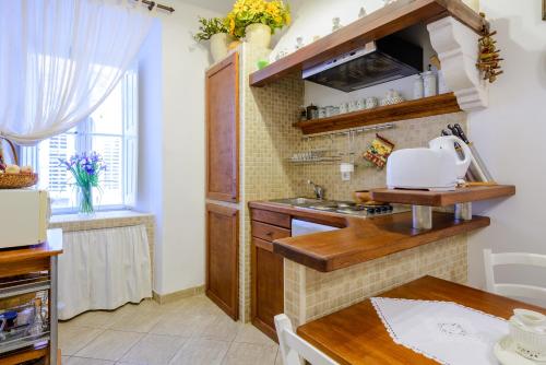 une cuisine avec un comptoir en bois et un évier dans l'établissement Guest House Flores, à Dubrovnik