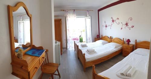 1 dormitorio con 2 camas y espejo en Pansion Braco, en Zavala