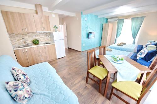 eine Küche und ein Wohnzimmer mit einem Tisch und einem Sofa in der Unterkunft House Petar in Ohrid