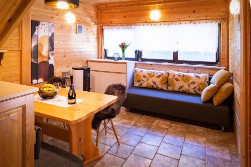 ein Wohnzimmer mit einem Sofa und einem Tisch in der Unterkunft Chalet Letnik in Žiri