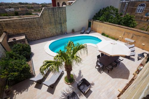 Der Swimmingpool an oder in der Nähe von Dar ta' Tumas