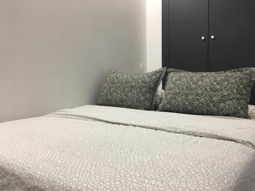 Una cama con dos almohadas encima. en Calmette, en Cannes