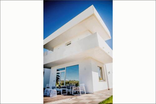 a modern house with white walls and a patio at Villa Giadel in Menfi