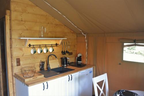 Nhà bếp/bếp nhỏ tại Beskidylla glamp