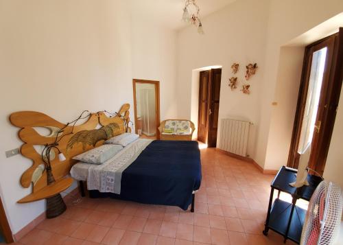 Schlafzimmer mit einem Bett mit blauer Decke in der Unterkunft Casa della Conchiglia - Capri in Anacapri