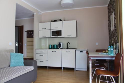 Kuchyňa alebo kuchynka v ubytovaní Apartament Mariva B03 z ogródkiem - Pobierowo - blisko morza - przy kompleksie Grand Laola SPA