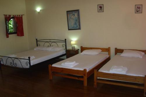 two twin beds in a room with at Art House in Pandokrátor