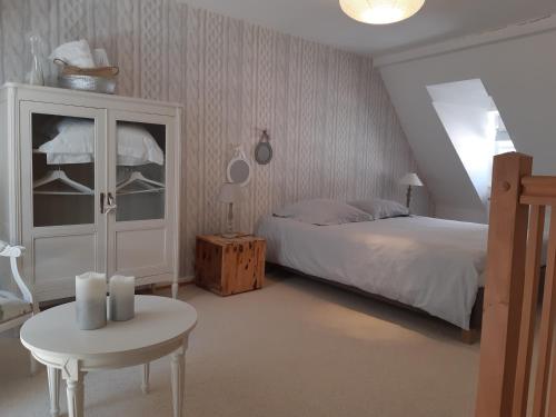 - une chambre avec un lit, une table et une armoire dans l'établissement Margot - hyper centre Colmar, à Colmar