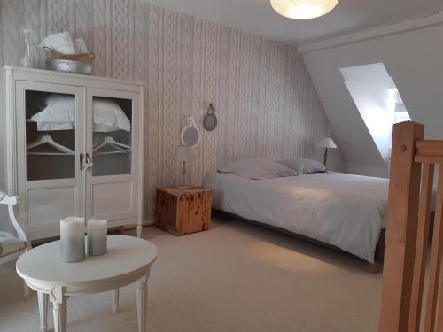 コルマールにあるMargot - hyper centre Colmarのベッドルーム1室(ベッド1台、テーブル、キャビネット付)