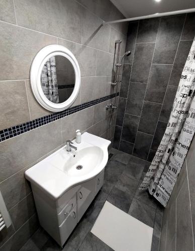 Ένα μπάνιο στο Emmabella Apartmanok Eger