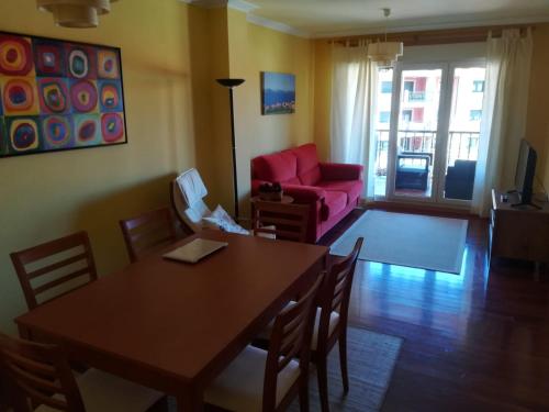 Televízia a/alebo spoločenská miestnosť v ubytovaní Apartamento Residencial Illa de Ons