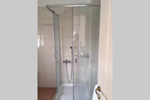 y baño con ducha y puerta de cristal. en House with View in Mega Ammos, en Sivota