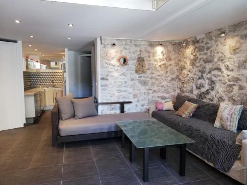 un salon avec un canapé et une table dans l'établissement Paschke, à Cannes