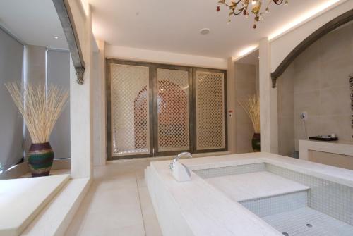 a bathroom with a bath tub with a sink at Harport Motel in Niaosong