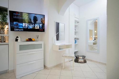 TV a/nebo společenská místnost v ubytování LUXOR Hvar - Main Square Apartments