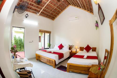 Un pat sau paturi într-o cameră la Tam Coc Lotus Flower Homestay
