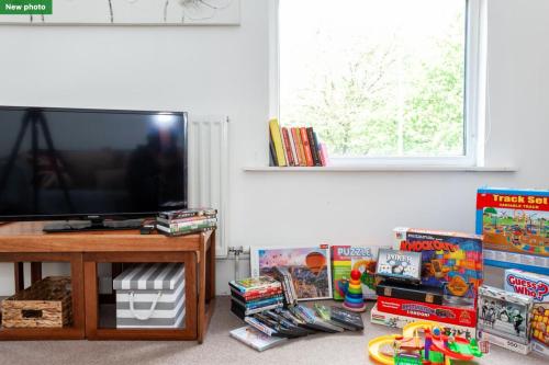 5 Bed House 15 min From Manchester! With Free Parking!