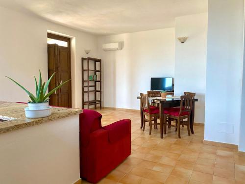 阿謝亞的住宿－Villa Viuccio，客厅配有红色的沙发和桌子