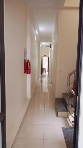a hallway of a hospital with a red fire extinguisher at Hotel Cao Nguyên in Dồng Văn