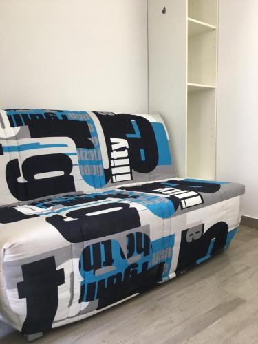 1 dormitorio con 1 cama con edredón de temática futbolística en Calmette, en Cannes