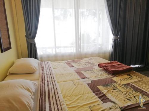 Un pat sau paturi într-o cameră la Sangjun On Beach Resort