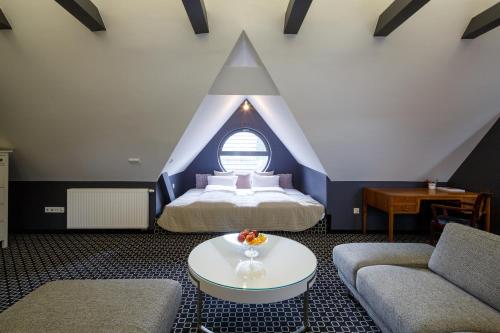 Amber Suite Szczecin hotel na Starym Mieście Adults Only في شتتين: غرفة نوم بسرير وطاولة في غرفة