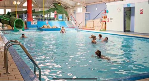 Swimming pool sa o malapit sa Family Holiday Home - Thorness Bay - WIFI