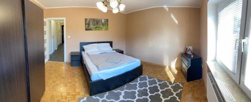 sypialnia z łóżkiem w pokoju z oknem w obiekcie Apartamenty Starowiejska w Gnieźnie