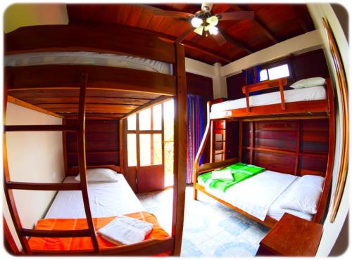 Ein Bett oder Betten in einem Zimmer der Unterkunft Esperanto Bed & Breakfast Surf Hostel