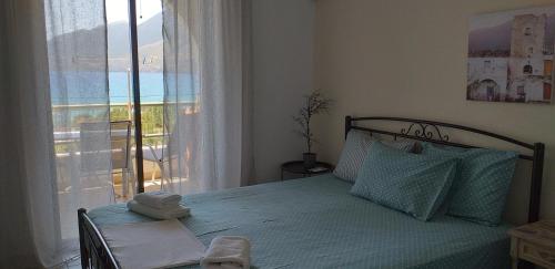 1 dormitorio con 1 cama y vistas al océano en Kavoulakos Studios, en Skoutari