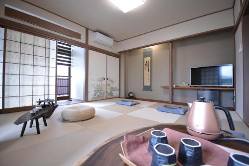 Una sala de estar con zapatos azules en el suelo. en Shirahama no Yado Daigo, en Shirahama