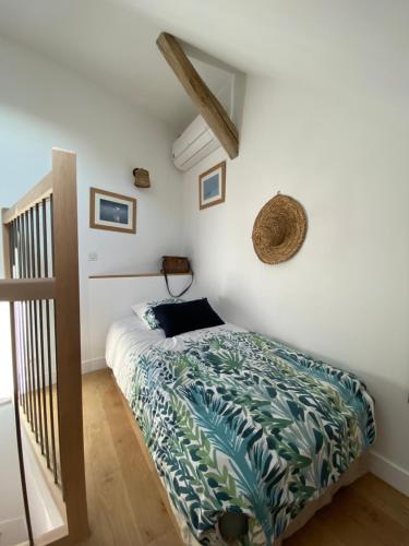 a bedroom with a bed in a white wall at Une Maison en Touraine in Saint-Branchs