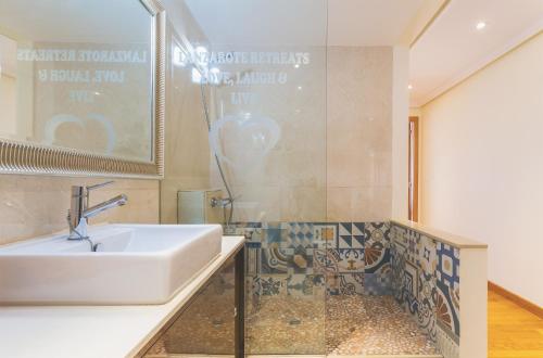Koupelna v ubytování Arrecife Sands- Seafront Apartment - Sea Views - Private Underground Parking