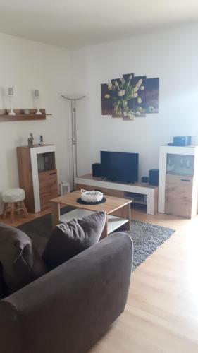 uma sala de estar com um sofá e uma mesa de centro em Vrchar em Donovaly