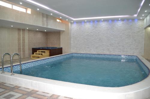 埃爾比勒的住宿－班諾酒店，在酒店房间的一个大型游泳池